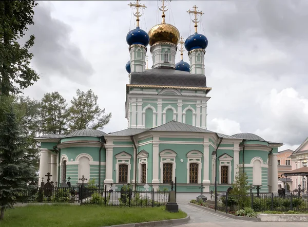 Un hermoso templo ortodoxo . — Foto de Stock
