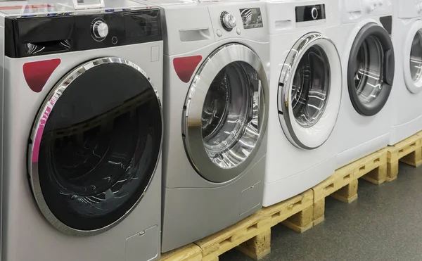 Máquinas de lavar são vendidas na loja. — Fotografia de Stock