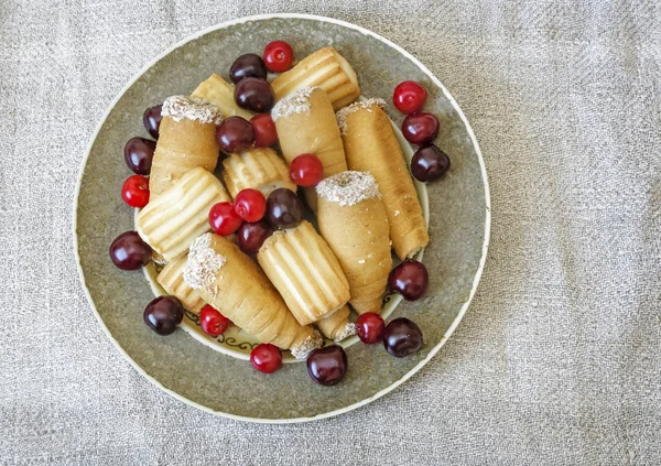 Bisküvi ve kiraz plaka üzerinde. Üstten Görünüm
