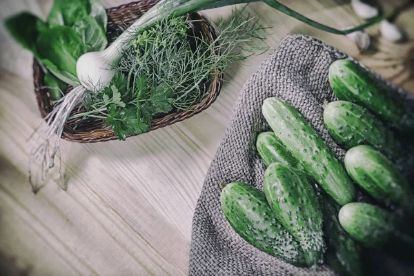 Pepinos, verduras y cebollas . —  Fotos de Stock