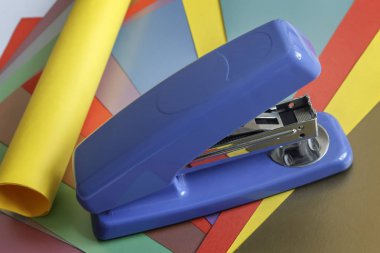 Zımba ve farklı renklerde kağıt.