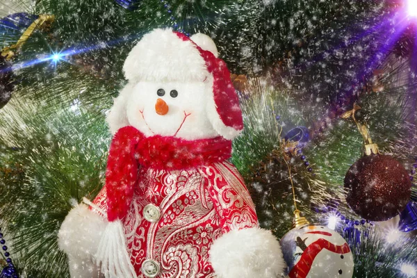 Amüsante Figur eines Schneemanns auf einem Tannenbaum. — Stockfoto