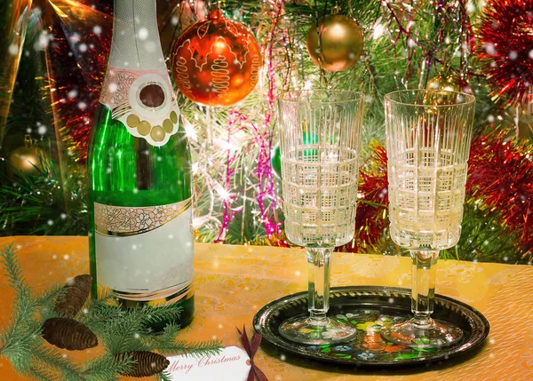 Vacanza di Natale, vino e occhiali vicino a un abete di Natale . — Foto Stock