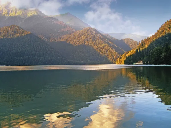 Lac alpin dans les montagnes du Caucase . — Photo