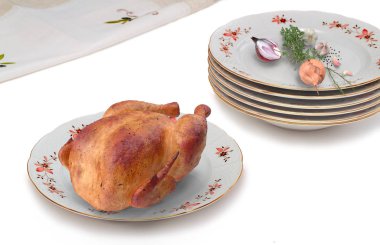 Beyaz bir arka plan üzerine bir tabak kızarmış tavuk