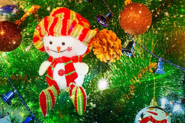 Szórakoztató alakja egy hóember egy fenyő-karácsonyfa. — Stock Fotó