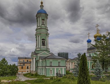 Manastır sınırları içinde bulunan bir uzun boylu dört katmanlı çan kulesi. Yanında görünür Ortodoks Kilisesi.