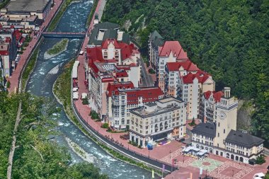 Rahat resort dağlarda. Üstten Görünüm.