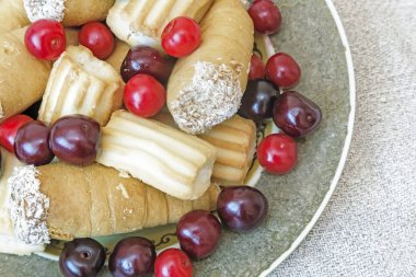 Bisküvi ve kiraz plaka üzerinde. Üstten Görünüm