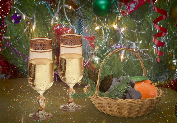 美丽的圣诞和圣诞节背景 圣诞树 巧克力篮和橘子 — 图库照片