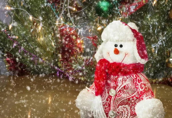 Weihnachtsgeschichte Auf Einem Schön Geschmückten Weihnachtsbaum Sitzt Ein Süßer Schneemann — Stockfoto
