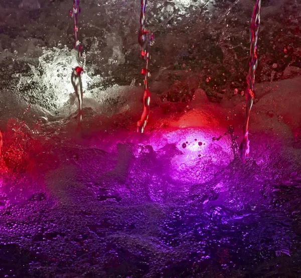 Bellamente Iluminado Con Luz Roja Chorros Agua Que Caen Burbujean —  Fotos de Stock