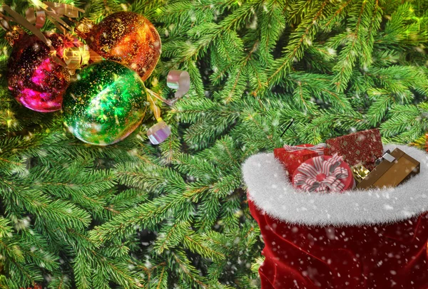 Weihnachtsgruß Vor Dem Hintergrund Von Christbaumschmuck Und Geschenken Darstellung — Stockfoto