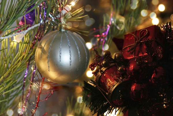 Χριστούγεννα Χαιρετισμό Στο Φόντο Των Διακοσμήσεων Χριστουγεννιάτικων Δέντρων Και Δώρα — Φωτογραφία Αρχείου
