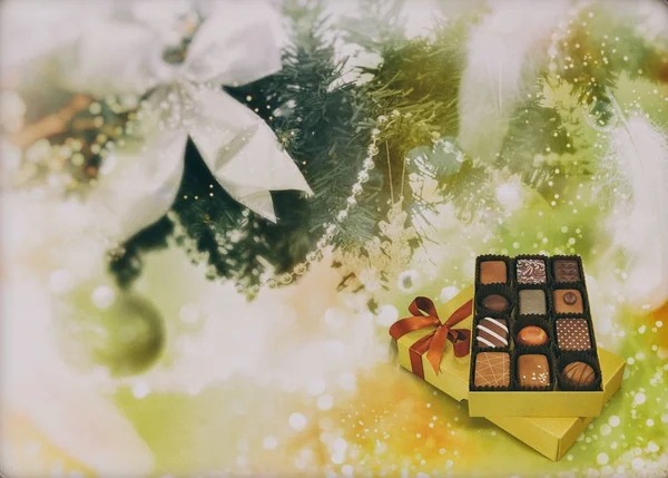 Weihnachtsgruß Vor Dem Hintergrund Von Christbaumschmuck Und Geschenken Darstellung — Stockfoto