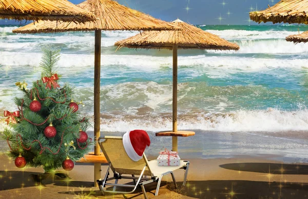 Spiaggia di Natale: una sdraio, albero e cappello di Babbo Natale. Visualizzazione 3 D . — Foto Stock