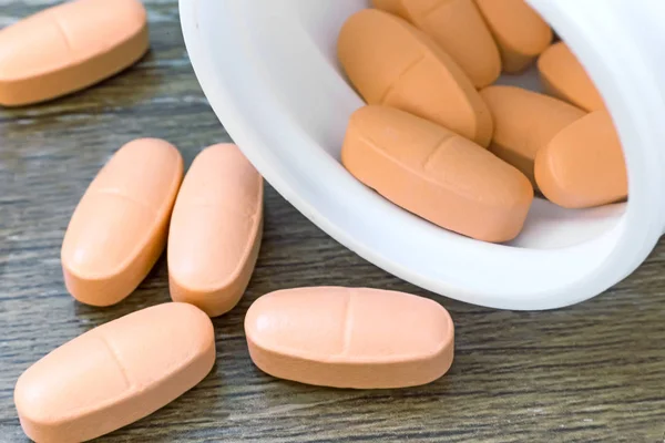 Drugs behandelen in de vorm van tabletten — Stockfoto