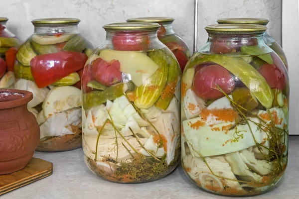 Een verscheidenheid aan ingeblikte groenten in glazen potten. — Stockfoto