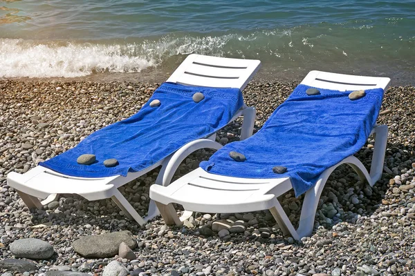 Two lounge chairs for relaxing by the sea. Reference picture. — Stock Photo, Image