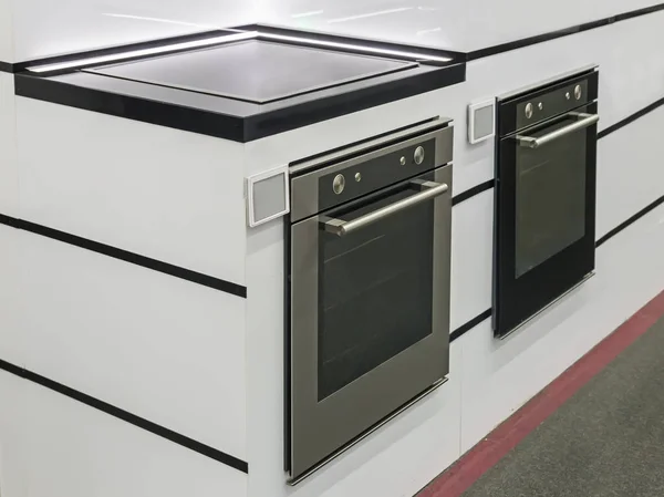 Store Display Demonstrates Modern Electric Oven — Stock Photo, Image