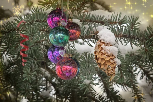 Grenar Gran Täckt Med Snö Hängande Christmas Ornament Och Kottar — Stockfoto