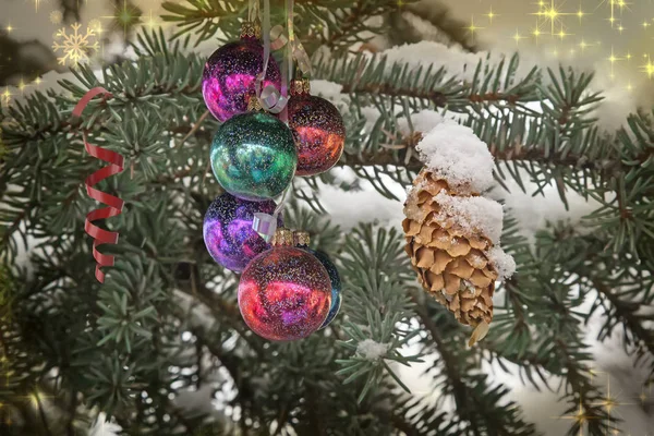 Sui Rami Abete Rosso Coperti Neve Appesi Ornamenti Natalizi Coni — Foto Stock