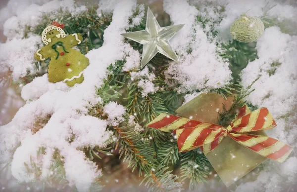 Den Zweigen Der Fichte Mit Schnee Bedeckt Hängen Weihnachtsschmuck Und — Stockfoto