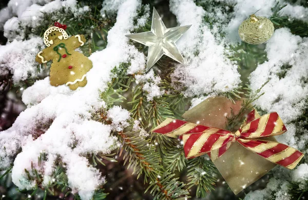 Nos Ramos Abeto Coberto Neve Pendurado Enfeites Natal Presente — Fotografia de Stock