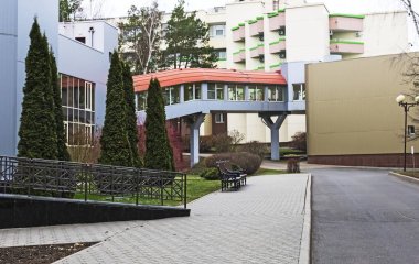 Modern bina ve çevresinde landscaped grounds.