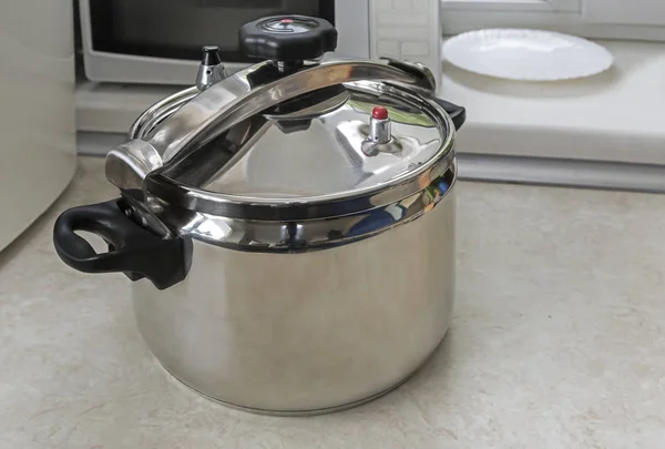 Geräumige Pfanne Mit Praktischem Deckel Für Schnelles Kochen Mit Hochdruckdampf — Stockfoto
