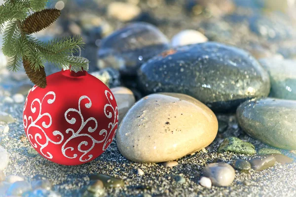 Spiaggia di Natale: decorazione per l'albero di Natale sulla spiaggia . — Foto Stock