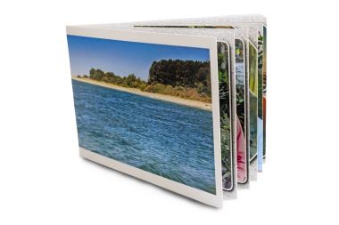 Beyaz arka plan üzerinde renkli fotoğraf albümü.