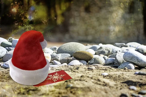 ビーチでクリスマス サンタ クロース ハット. — ストック写真