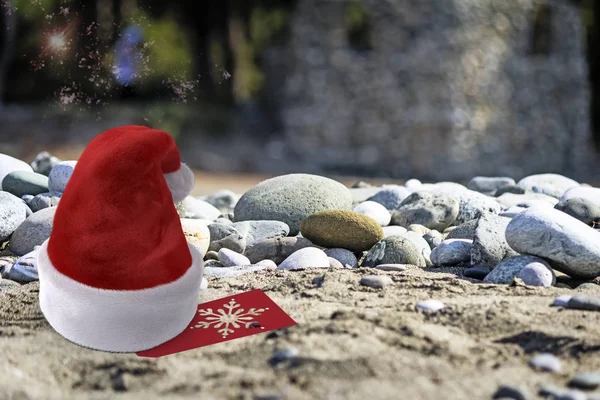 Natale spiaggia cappello Babbo Natale sulla spiaggia . — Foto Stock