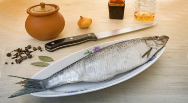 Ringa seramik yemekleri ve baharat ile masada.