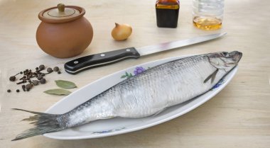 Ringa seramik yemekleri ve baharat ile masada.