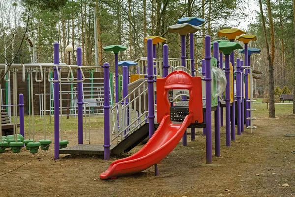 Parque Tem Parque Infantil Com Vários Dispositivos Para Jogos — Fotografia de Stock
