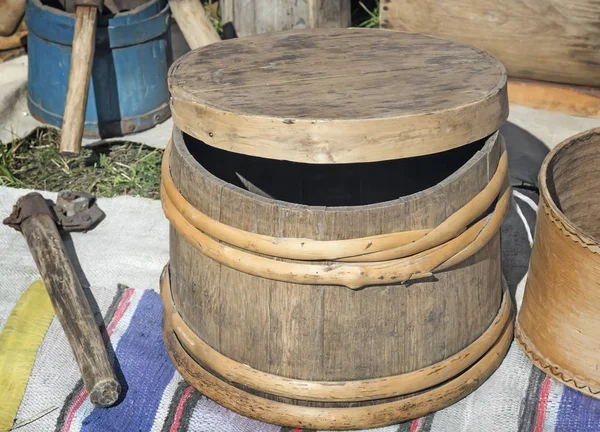 木製のフープと田舎の生活のオブジェクトを持つ古いオーク樽 — ストック写真