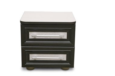 İki çekmeceli küçük bir başucu masası. Beyaz arka planda sunulmuştur.