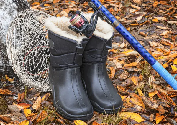 Sapatos e artigos para pesca . — Fotografia de Stock