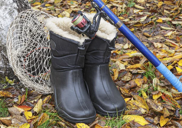 Zapatos y artículos para la pesca . — Foto de Stock