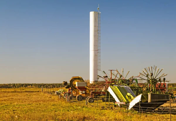 Polu Obok Wysokiej Wieży Maszyny Rolnicze Produkcji Pasz Dla Zwierząt — Zdjęcie stockowe