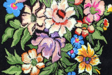 El sanatları: güzel kırmızı, mavi ve sarı çiçek siyah bir arka plan üzerinde işlemeli.