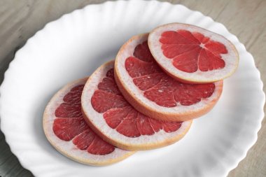 Greyfurt meyve tabağına dilimlenmiş.