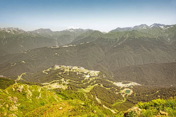 Paysage de montagne avec vue sur le domaine skiable . — Photo