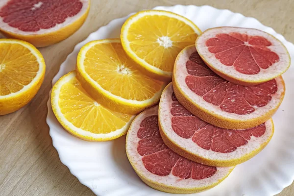 Gesneden sinaasappel- en grapefruitsap closeup. — Stockfoto