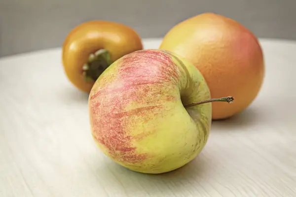 Owoce: Jabłko, grejpfrut i persimmons. — Zdjęcie stockowe