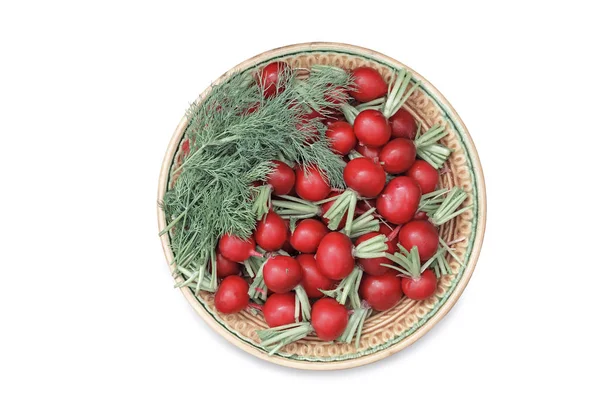 Turp ve dereotu bir plaka üzerinde beyaz bir arka plan üzerinde.