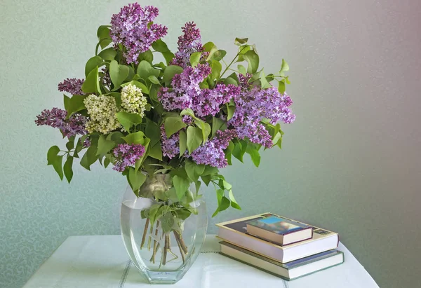 Nature morte : bouquet de lilas et de livres . — Photo