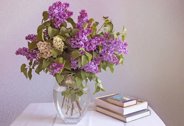 Nature morte : bouquet de lilas et de livres . — Photo